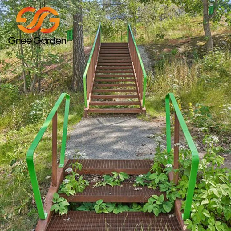 زنگ آلود اسٹیل گارڈن کی سیڑھیاں